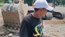 Dokumentasi: Kepala Dewasa Waikafia, Alwi Umaternate, Pantau Pekerjaan Jalan.