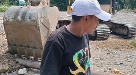 Dokumentasi: Kepala Dewasa Waikafia, Alwi Umaternate, Pantau Pekerjaan Jalan.