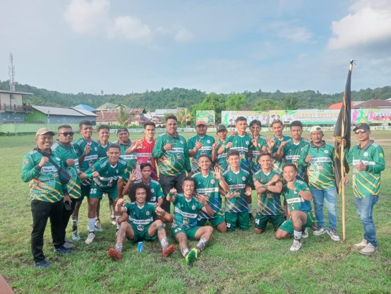 Dokumentasi: Pose Bersama Tim Putra Fala FC di Stadion Kodim 1510/Sula.