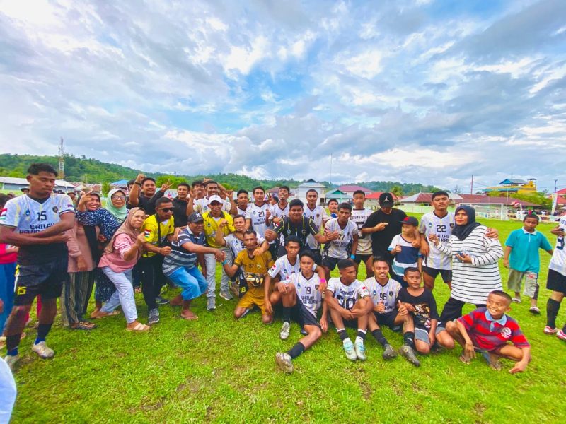 Dokumentasi: Suporter  Pose Bersama Tim Batas Kota FC usai Pertandingan.