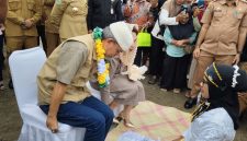 Dokumentasi: Sultan Ternate Hidayatullah Sjah, Disambut dengan Adat Baka Yab Hai.
FG: Soedirman Umawaitina.