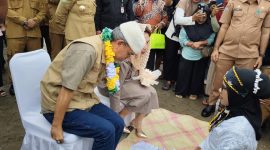 Dokumentasi: Sultan Ternate Hidayatullah Sjah, Disambut dengan Adat Baka Yab Hai.
FG: Soedirman Umawaitina.