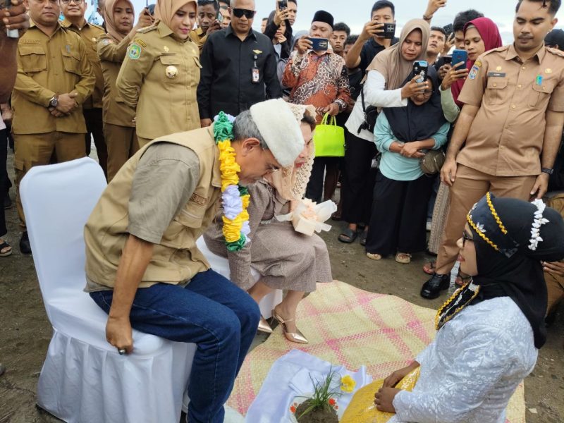 Dokumentasi: Sultan Ternate Hidayatullah Sjah, Disambut dengan Adat Baka Yab Hai.
FG: Soedirman Umawaitina.