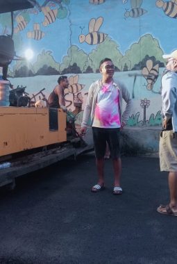 Melalui Dinas PUPR, Pemda Sula Aspal Jalan Masuk Pelabuhan Sanana