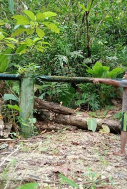 Sikapi Keluhan Warga, Pemdes Waikafia Bersihkan Pipa Air yang Tersumbat 