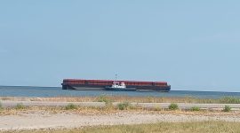 Dok: Sebuah Kapal Tongkang Terdampar di Pantai Reklamasi Desa Falahu.