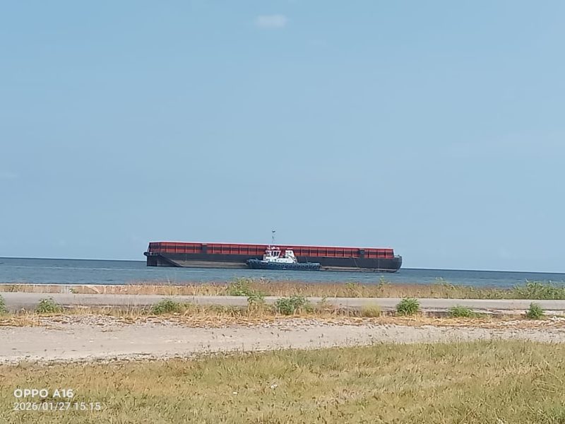 Dok: Sebuah Kapal Tongkang Terdampar di Pantai Reklamasi Desa Falahu.