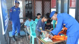 Dok: Polairud Marnit Halbar, Aipda Julkifli Humah, S.H., Melaksanakan Kegiatan Perpustakaan Terapung.