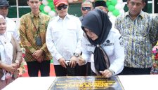 Dok: Penandatangan Prasasti RS FAM Dofa, oleh Bupati Kepulauan Sula, Hj. Fifian Adeningsi Mus.