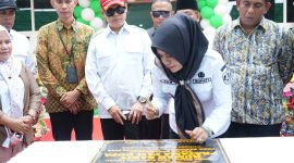 Dok: Penandatangan Prasasti RS FAM Dofa, oleh Bupati Kepulauan Sula, Hj. Fifian Adeningsi Mus.