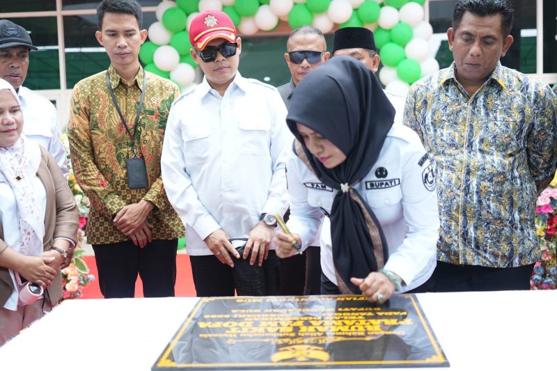 Dok: Penandatangan Prasasti RS FAM Dofa, oleh Bupati Kepulauan Sula, Hj. Fifian Adeningsi Mus.