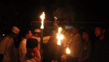 Gambar: Penyerahan Obor oleh Pemuda Kepada Pemerintah Desa, BPD, Senioritas dan Eks Ketua Karang Taruna Soa Romdidi Desa Saria.