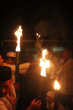 Karang Taruna Desa Saria, Nyalakan 500 Obor Sambut Ramadhan  ‎