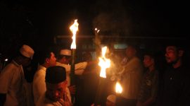 Gambar: Penyerahan Obor oleh Pemuda Kepada Pemerintah Desa, BPD, Senioritas dan Eks Ketua Karang Taruna Soa Romdidi Desa Saria.