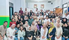 Gambar: Kapus dan Seluruh Pegawai Puskesmas Ibu Gelar Foto Bersama.