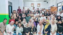 Gambar: Kapus dan Seluruh Pegawai Puskesmas Ibu Gelar Foto Bersama.