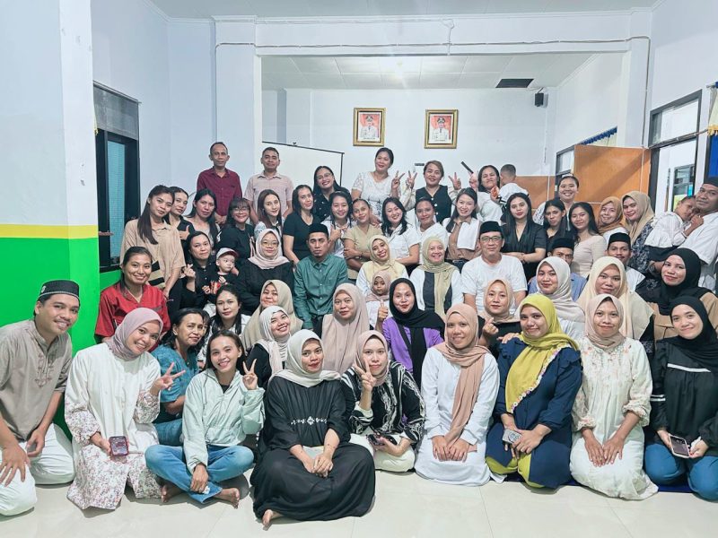 Gambar: Kapus dan Seluruh Pegawai Puskesmas Ibu Gelar Foto Bersama.