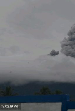 Gunung Api di Ibu Halmahera Barat, Muntahkan Kolom Abu Setinggi 400 Meter