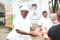 Gambar: Wakil Bupati Kepulauan Sula H. M. Saleh Marasabessy, Berbagi Takjil Kepada Warga Sanana.