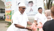 Gambar: Wakil Bupati Kepulauan Sula H. M. Saleh Marasabessy, Berbagi Takjil Kepada Warga Sanana.