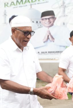 Pemda Sula Bagikan 5.000 Paket Takjil Kepada Warga Sanana