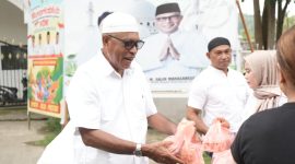 Gambar: Wakil Bupati Kepulauan Sula H. M. Saleh Marasabessy, Berbagi Takjil Kepada Warga Sanana.