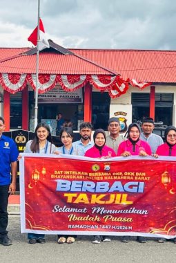 Sat-Intelkam Polres Halbar Bersama 2 OKP Berbagi Takjil Kepada Masyarakat   ‎