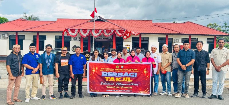Gambar: Pose Bersama di Depan Polsek Jailolo, Usai Berbagi Takjil.