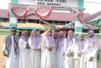 Gambar: Pose Bersama di Depan SD Inpres Fogi, Usai Pembagian Takjil.