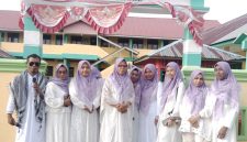 Gambar: Pose Bersama di Depan SD Inpres Fogi, Usai Pembagian Takjil.