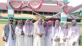 Gambar: Pose Bersama di Depan SD Inpres Fogi, Usai Pembagian Takjil.