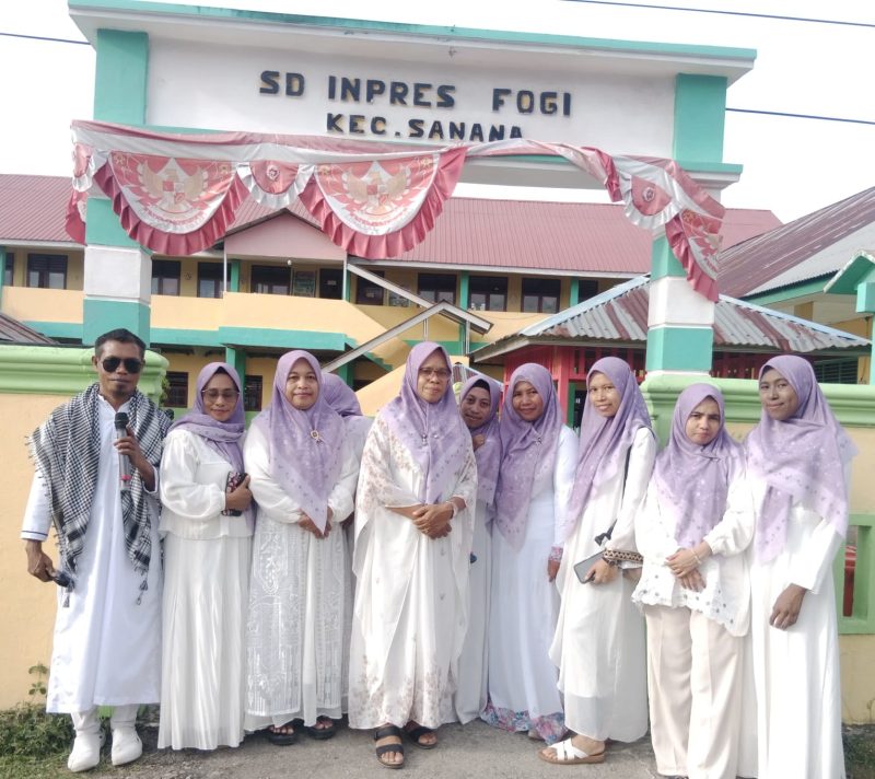 Gambar: Pose Bersama di Depan SD Inpres Fogi, Usai Pembagian Takjil.
