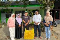 Gambar: Pose Bersama di Depan Pasantren Nurul Bahri Desa Pohea.