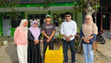 Gambar: Pose Bersama di Depan Pasantren Nurul Bahri Desa Pohea.