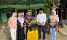 Pererat Silaturahmi, Disparbud Sula Bagi Takjil Kepada Santriawan dan Santriwati 