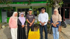 Gambar: Pose Bersama di Depan Pasantren Nurul Bahri Desa Pohea.