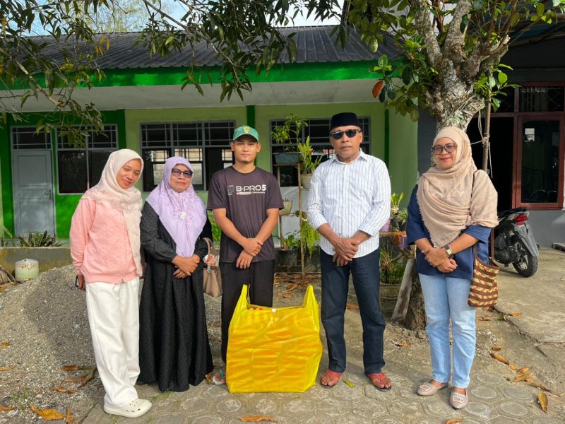 Gambar: Pose Bersama di Depan Pasantren Nurul Bahri Desa Pohea.