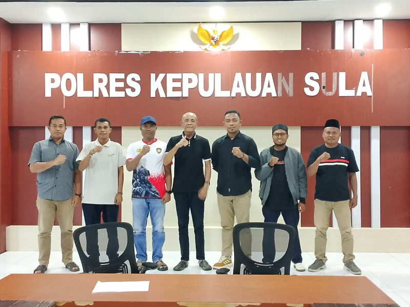 Gambar: Pose Bersama Usai Menggelar Rapat Koordinasi antara Polres Kepulauan Sula, dan Pantai Pelantikan Pengurus KONI.