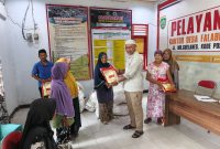 Gambar:Camat Mangoli Utara Alwan Lakoko, Salurkan Bantuan Sembako.