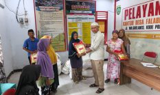Bupati Sula Salurkan Bantuan Sembako di Kecamatan Mangoli Utara 