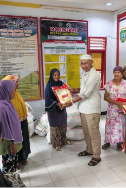 Bupati Sula Salurkan Bantuan Sembako di Kecamatan Mangoli Utara 