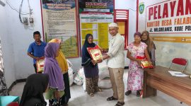 Gambar:Camat Mangoli Utara Alwan Lakoko, Salurkan Bantuan Sembako.
