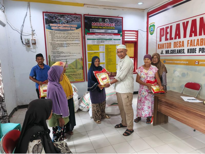 Gambar:Camat Mangoli Utara Alwan Lakoko, Salurkan Bantuan Sembako.