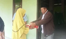 Terima Bantuan Sembako, Kades Naflow Ucapkan Terimakasih kepada Bupati Sula