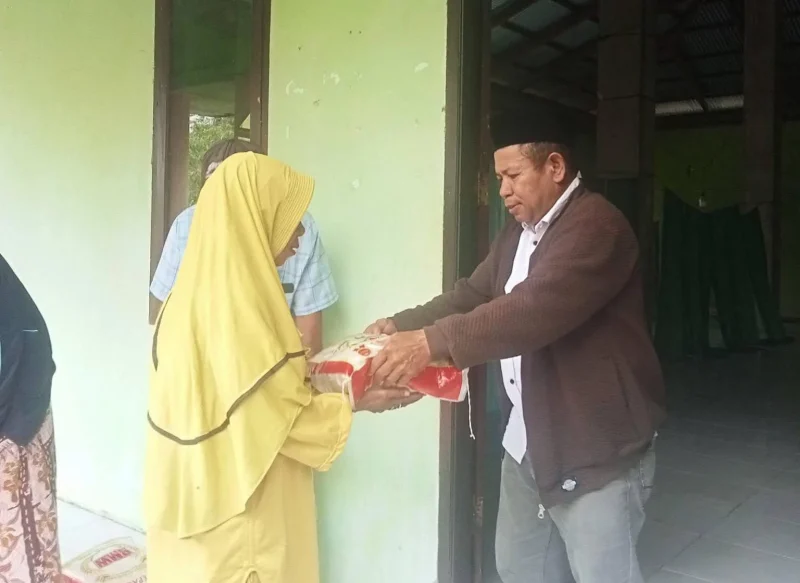 Gambar: Camat Mangoli Timur Kisman Duwila, menyalurkan Bantuan Sembako dari Bupati Kepulauan Sula, Hj. Fifian Adeningsi Mus, kepada Masyarakat Desa Naflow.