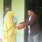 Gambar: Camat Mangoli Timur Kisman Duwila, menyalurkan Bantuan Sembako dari Bupati Kepulauan Sula, Hj. Fifian Adeningsi Mus, kepada Masyarakat Desa Naflow.
