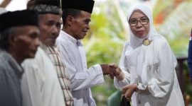 Gambar: ‎Kepala Bapenda Halbar, Hj. Chuzaema Djauhar, Santuni Warga.