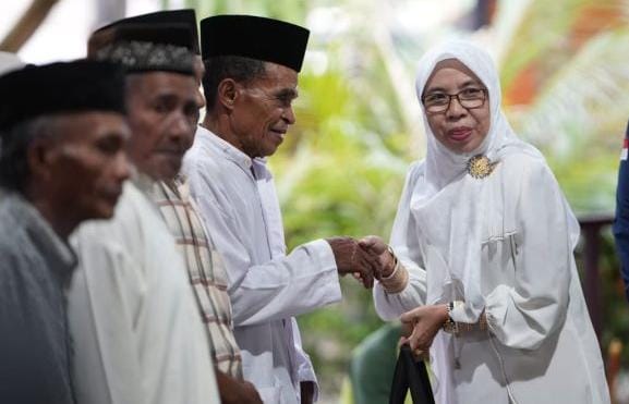 Gambar: ‎Kepala Bapenda Halbar, Hj. Chuzaema Djauhar, Santuni Warga.