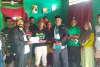 Gambar: DPC APDESI Kepulauan Sula, Bagi Bantuan Kepada Warga Desa Waisakai yang Terdampak Banjir.