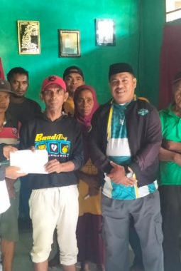 DPC APDESI Sula Bagi Bantuan Kepada Warga di Desa Waisakai yang Dilanda Banjir